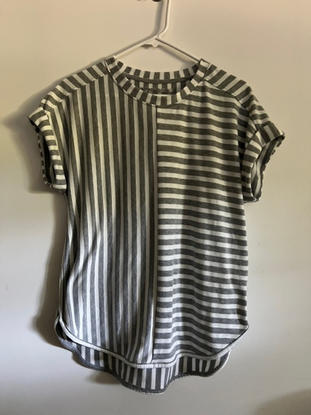 Cupio Gray & White Mixed Stripe Short Sleeve Tee